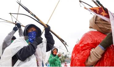 Cuatro policías heridos a flechazos durante protesta ante la embajada de EEUU en Bogotá