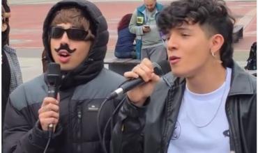 El inesperado gesto de Luck Ra con Nico Behringer, el ganador de La Voz: bigote falso y música callejera