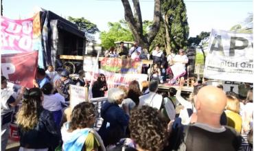 Trabajadores del Hospital Garrahan marcharon en caravana a la Quinta de Olivos y le reclamaron a Milei la Ley de Emergencia
