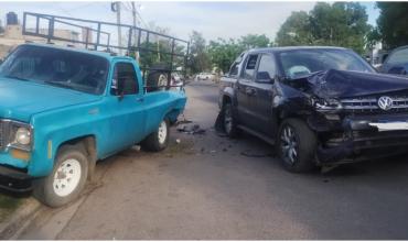  Accidente de tránsito en Av. Algarrobo Blanco y Raúl Sufan: solo daños materiales