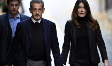 Así fue el ingreso de Sarkozy a la cárcel: la despedida de Carla Bruni y el deseo de llevar dos libros