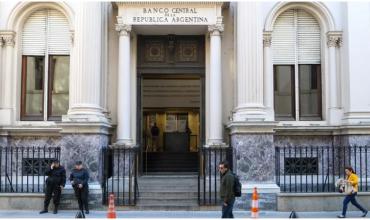 El Banco Central intervino luego de que el dólar tocó el techo de la banda y vendió US$45,5 millones
