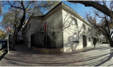 Aseguran que hay "estrechez" financiera en los consulados chilenos en Argentina
