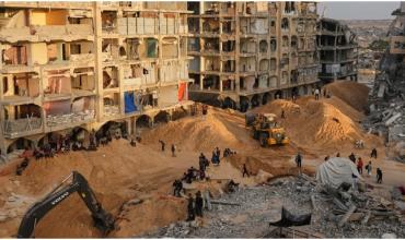 Miembros de Hamas colaboran con la Cruz Roja para localizar los 13 cuerpos de rehenes israelíes que aún quedan en Gaza