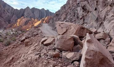 Corte total en la Cuesta La Troya por derrumbe de rocas