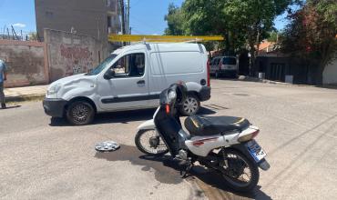Choque entre una moto y una camioneta en el barrio 3 de Febrero