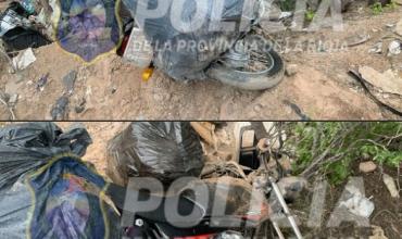Personal policial encontró una motocicleta oculta bajo bolsas de basura 