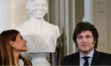 Así fue el descubrimiento del busto de Carlos Saúl Menem en Casa Rosada