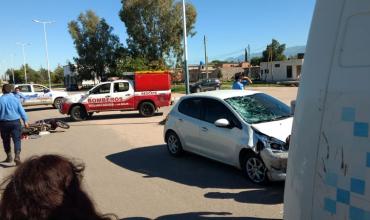 Choque entre moto y auto: una menor sufrió traumatismo de cráneo