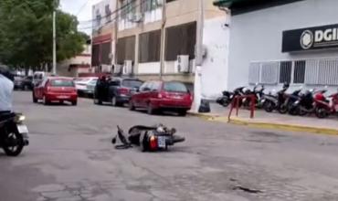 Una motociclista atropelló a una mujer de 83 años frente a la DGIP