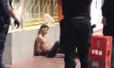 Intentó robar pertenencias de una moto estacionada y fue detenido por la policía