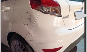 Un menor impactó contra un auto estacionado en avenida César Romero: sólo se registraron daños materiales