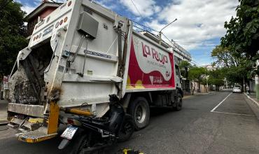 Un menor resultó herido tras colisionar con un camión recolector en el centro