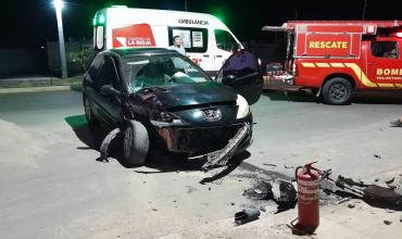 Accidente en avenida Los Cactus: conductora hospitalizada tras chocar contra un poste