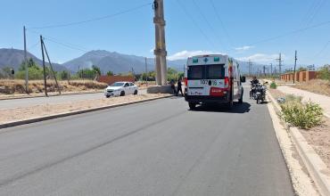 Choque entre una moto y un auto en avenida Cactus: sólo daños materiales