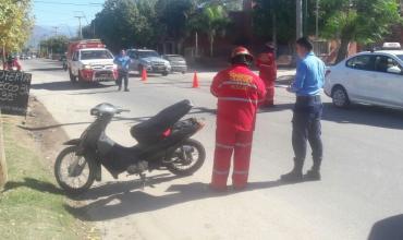 Caen de moto por un derrape, una joven herida