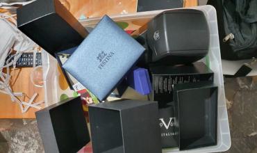 Cayeron los sospechosos de asaltar la joyería del shopping Plaza Oeste: tenían alhajas, cajas de relojes, armas y efectivo