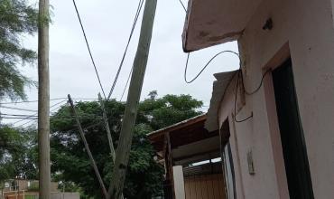 Vecinos del barrio San Vicente mostraron su preocupación por el mal estado de postes de luz