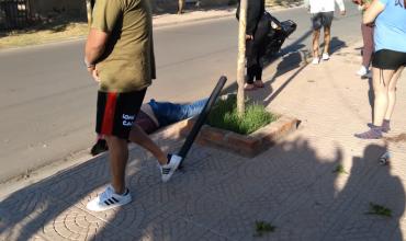  Grave siniestro en el barrio Cementerio: Dos jovencitos en moto terminaron contra un canasto de basura