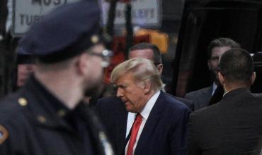 Trump afronta un día histórico en los tribunales de Nueva York: se entregará a la Justicia