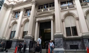 Tras el triunfo de Milei: El gobierno devalúo un 22% y el Banco Central fija el dólar oficial a $365, 50 hasta las elecciones de octubre