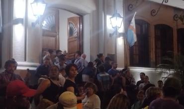 Personal policial informó que la protesta continúa, pese a la propuesta del gobierno 