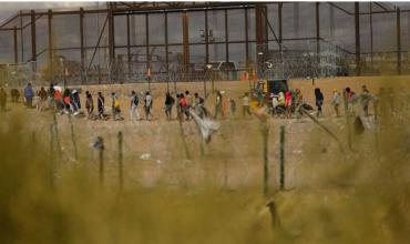 El gobernador de Texas ordena mantener el alambre de púas en la frontera y desafía al Supremo