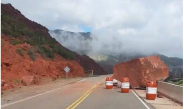 Piedra de gran tamaño  se desprendió y bloqueó parcialmente la Ruta Nacional 40 en la Cuesta de Miranda