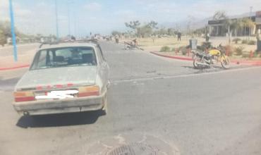 Choque entre auto y moto en la avenida Bicentenario dejó un menor herido