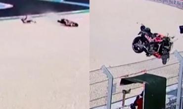 Espeluznante accidente en MotoGP: se cayó, la moto salió despedida por el aire y pegó contra un camarógrafo