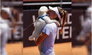 El tierno festejo de Solana Sierra junto a su perro luego de ganar en la Billie Jean King Cup