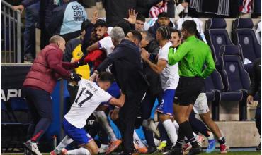 Batalla campal entre dos selecciones que jugarán el Mundial 2026: la agresión de un futbolista a dos rivales