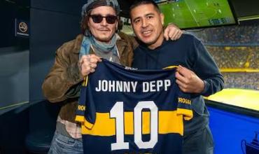 Johnny Depp fue a la Bombonera, abrazó a Riquelme y vivió el partido como un hincha más: “¡Dale Boca!"