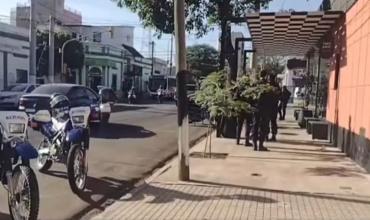 Mujer de 74 años cayó por un desnivel en la vereda y sufrió un corte en la ceja en pleno centro