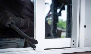 Robo en una vivienda de barrio San Román: se llevaron notebooks, una consola y un televisor