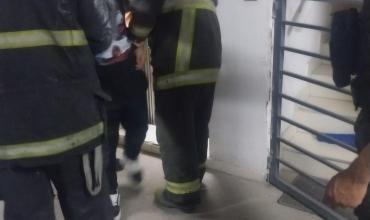 La Rioja: cinco personas quedaron atrapadas en un ascensor y debieron ser rescatadas por Bomberos
