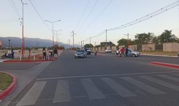 Colisión entre dos automóviles frente al Súper Domo dejó una conductora lesionada