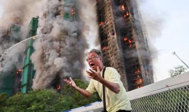 Tragedia en Hong Kong: hay al menos cuatro muertos y varias personas atrapadas por un feroz incendio