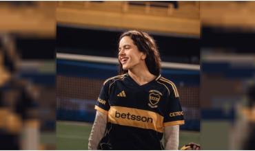 ¿Hincha de Boca? Rosalía visitó la Bombonera y posó con la camiseta del “Xeneize”