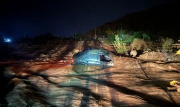 Rescataron un auto que quedó enterrado en el cruce del río en Los Sarmientos