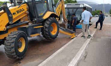  Colectivo de Rioja Bus quedó atascado por un bache y generó demoras en una avenida céntrica