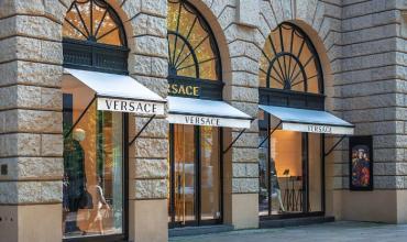 Prada concretó la compra de Versace por 1.375 millones de dólares: nace el gran imperio de la moda italiana