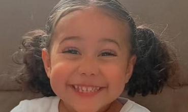 Detuvieron al papá y la madrastra de una nena de 4 años acusados de asesinarla por “hacer pis en la cama”