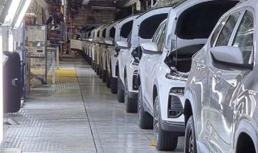 La producción de autos cayó en noviembre pero las ventas mayoristas mantienen el impulso