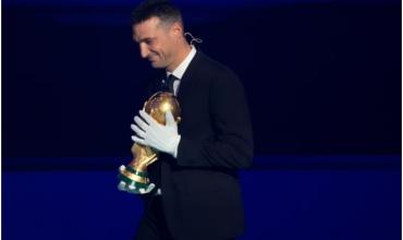 Scaloni llevó la Copa a la ceremonia y lanzó una frase desafiante: “Vamos a volver a intentarlo”