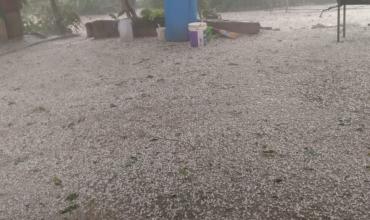 Fuerte lluvia y caída de granizo afectaron a la localidad de Las Peñas