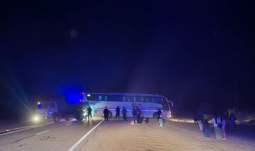 Colectivo quedó varado en Ruta 76 y fue asistido por personal municipal