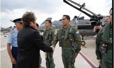 “En honor al Presidente”: la explicación oficial por el curioso sticker con un león que pegaron sobre uno de los aviones F-16