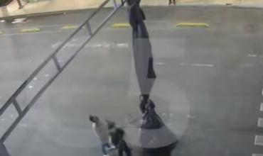 Un paracaidista quedó atrapado en un semáforo tras un aterrizaje de emergencia en Ciudad de México