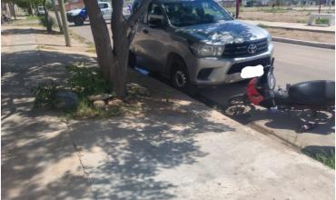 Grave siniestro vial: un motociclista fue trasladado al hospital tras chocar con una camioneta estacionada